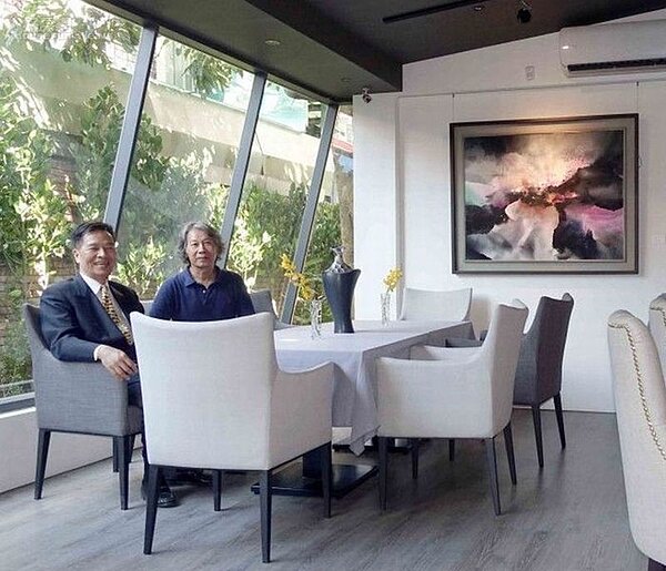 1.沾美西餐廳總經理陳登壽(左)與藝術家蔡文雄(右)是「沾美藝術庭苑」的共同推手。