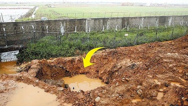 挖破水管。廠商施工昨天挖破桃園機場供水管線,造成第一、二航廈停水長達七小時。圖為廠商挖破自來水管線現場(圖下方凹洞)。 記者陳嘉寧/攝影