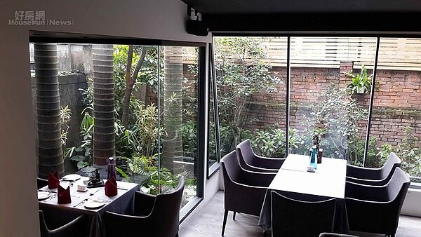 4.大片落地窗讓陽光灑落。