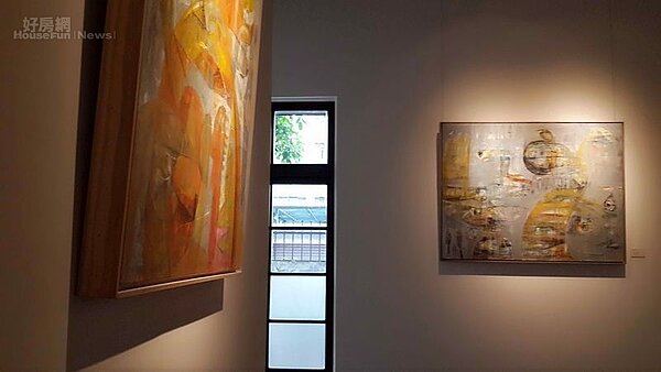 7.入口處即展示大幅畫作。