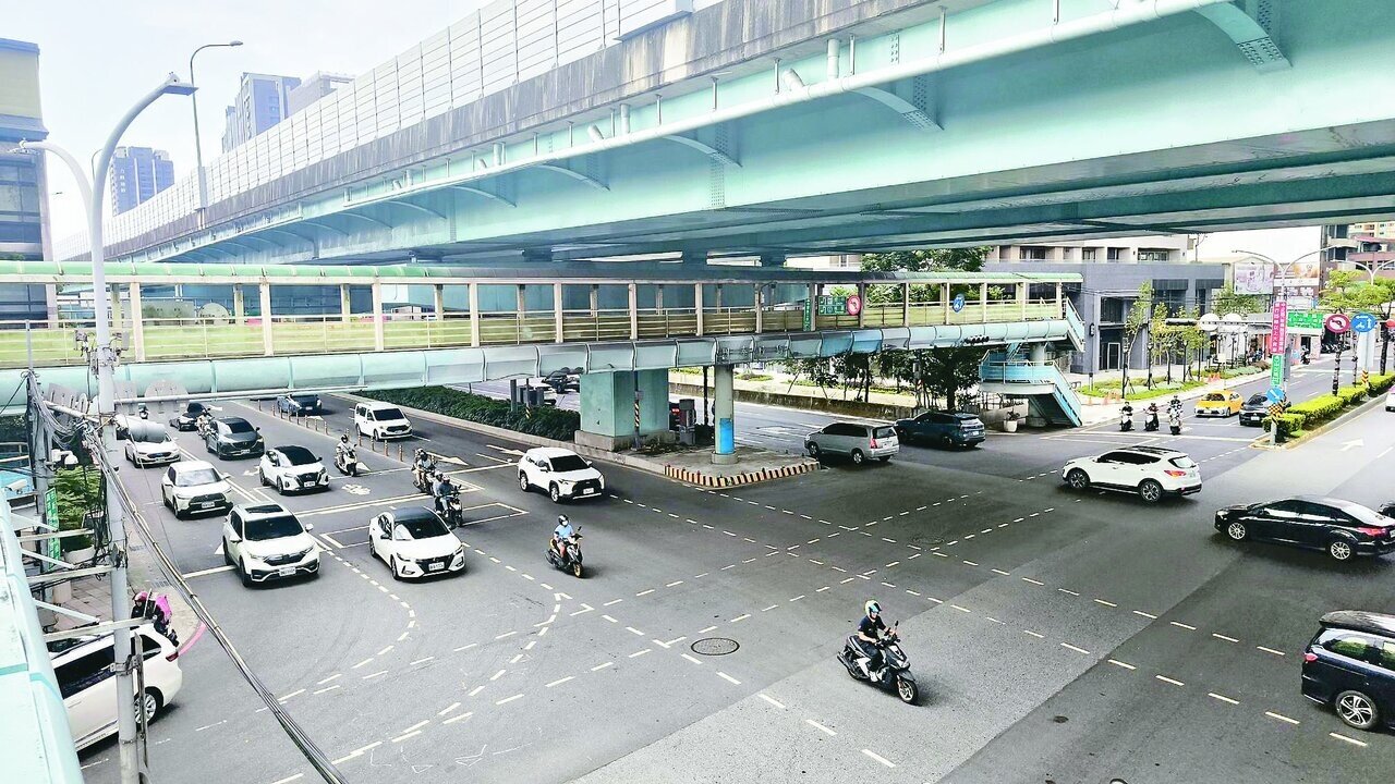 台六十五新莊出口處汽機車交織,車流常回堵至台六十五線上方車道。記者黃子騰/攝影