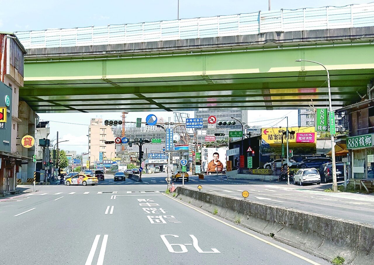 串接新北汐止大同路、台北南港路的台五線,上班時段實施調撥車道疏解車流,但因雙北不同調,北市禁行機車,騎士要在民權街口往右切,與北山大橋車流交織。記者邱瑞杰/攝影
