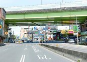 雙北調撥車道不同調…車流交織　騎士困擾
