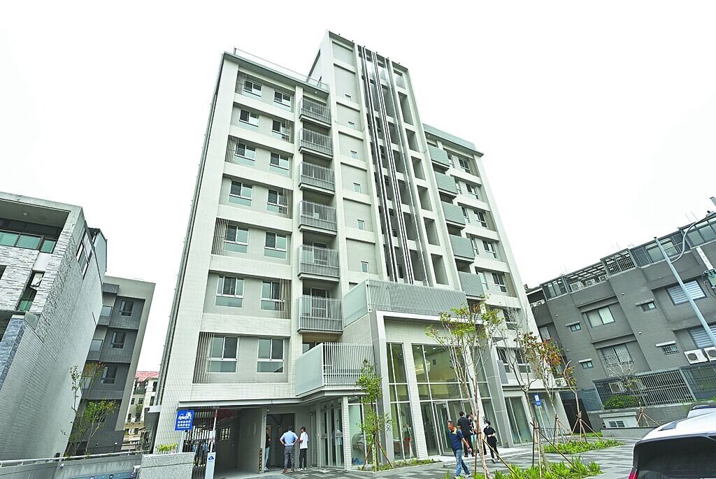 位於彰化縣員林市條和街一巷的員林青年住宅已完工,彰化縣政府將於30日在彰化演藝廳公開抽籤。圖/彰化縣政府提供