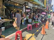 桃園南門市場頻見外攤占道亂象　警：半年取締逾百件、將加強巡邏