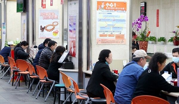 勞保局公布最新勞保精算報告顯示,因人口老化、老年年金請領人數增加,116年勞保基金恐破產。記者侯永全/攝影