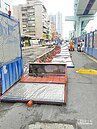 強風吹倒捷運圍籬　傷3人壓6車