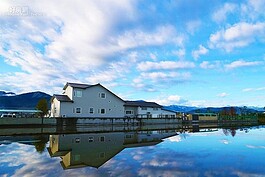 「莉丰慧民V館」白色的主體建築，在宜蘭鄉間格外顯眼。（楊懷民提供）
