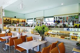 挑高的館內一樓可以喝咖啡，也有展示品提供販售。

