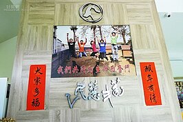 櫃台上掛著五位創辦人的合影。
