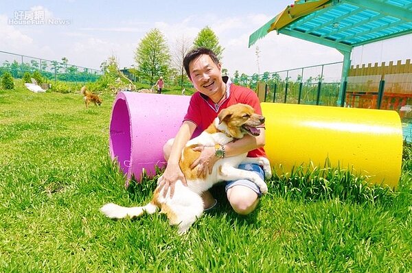 13.會館後面有一片廣大的草坪,是毛小孩放風時刻最歡樂的地方。