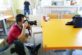 楊懷民隨時用相機，紀錄著毛小孩的健康狀況。
