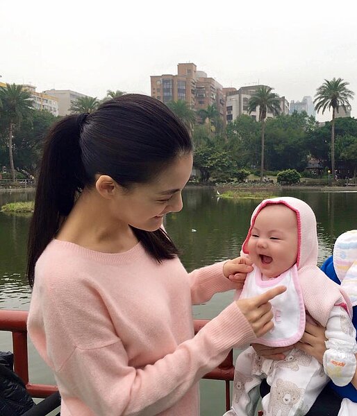 藝人宋紀妍自從升格當媽後,「門禁」變嚴格,出席活動時也不能太暴露。(翻攝自宋紀妍Cindy臉書)