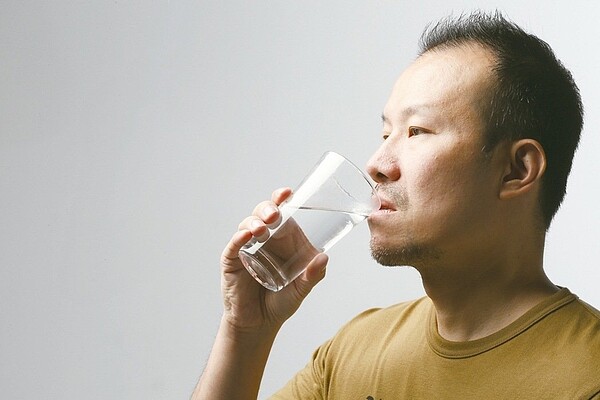 天氣炎熱,卻並非人人都適合多喝水。 本報資料照片