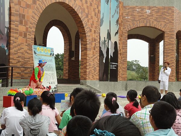 嘉義縣議員批表演藝術中心耗費上億元建造,如今卻是涼椅損壞、地磚破裂、走廊漏水,殘破不堪 (嘉義縣表演藝術中心)