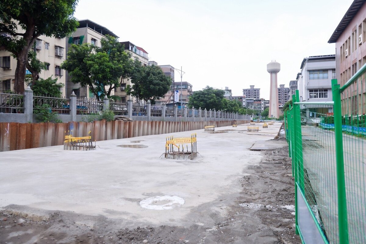 新北市政府於華僑高中校園地下建置4,043噸的滯洪空間,盼今(115)年9月如期如質完工。圖/新北市政府提供