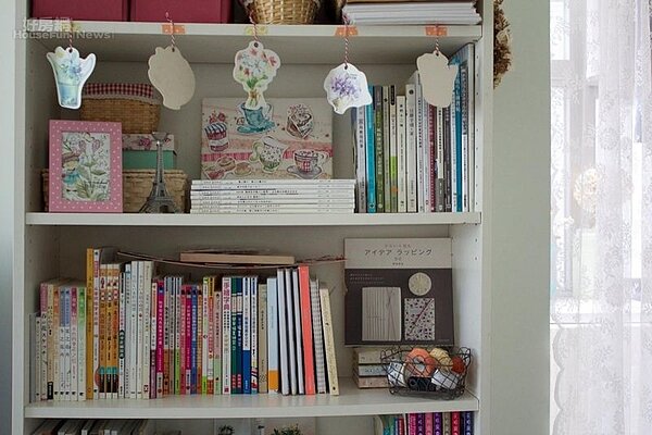 8.書櫃上像風鈴般懸掛著小卡片。