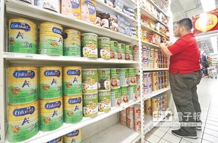 降價財政部政次蘇建榮15日在立法院表示,配合長照法,未來營業稅率提高後,免稅的民生必需品範圍將擴大,初步考慮增加奶粉、尿布、食用油及食用鹽等,上圖為賣場食用油專區。右上圖為嬰兒奶粉專區。 (張鎧乙攝)