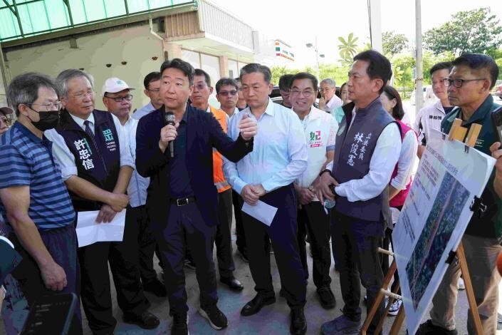 為因應快速發展疏解東區交通,立法院交通委員會考察「仁德交流道增設南下匝道銜接文山路」與「平實路銜接至國道1號側車道」。圖/台南市交通局提供