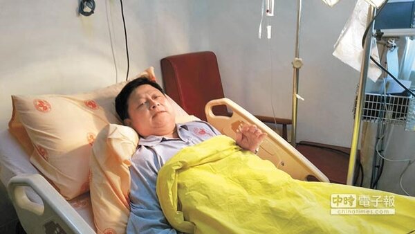 傅崐萁因胸口疼痛，進行心導管手術，手術順利，目前在台北榮總靜養。（花蓮縣政府提供）