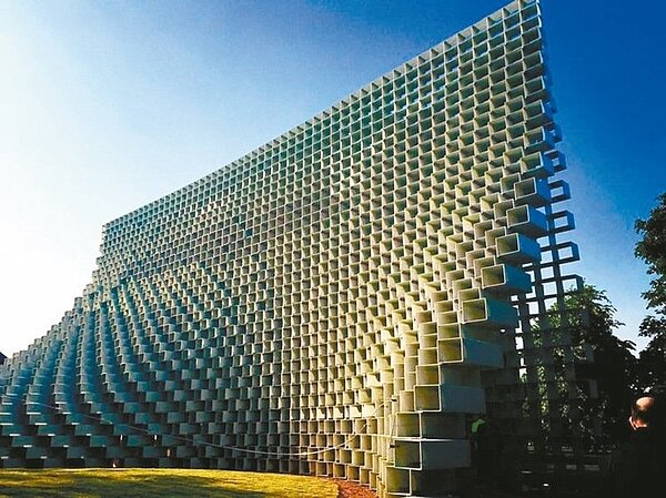 英國倫敦海德公園建築展主題館選中丹麥BIG集團領軍操刀的「矩形積木模組」，作品原創發想源自台開集團的「花蓮洄瀾灣太平洋論壇旅館」，圖為英國倫敦海德公園建築展主題館。 圖／台開提供
