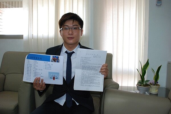 台南應用科大畢業生游千右看準商機成立租賃管理公司,幫忙房東管理物產,大一就存到第一桶金,買下第一棟房子。記者綦守鈺/攝影