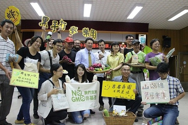 主張「無農藥、無化肥」的小農與環境理念推廣者,合組成「山海線農學市集」。 記者林敬家/攝影