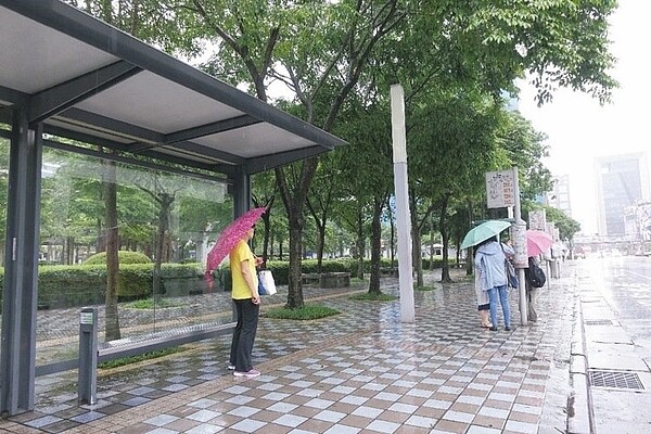 北市衛生局計畫在全市1100餘站公車站點畫設禁菸線，預計最快年底前就會先針對候車亭設置。 記者邱瓊玉／攝影