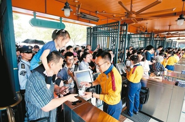 上海迪士尼樂園昨天正式開幕，許多遊客在開門後立刻奔入園區。 記者余承翰／攝影