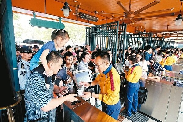 上海迪士尼樂園昨天正式開幕,許多遊客在開門後立刻奔入園區。 記者余承翰/攝影