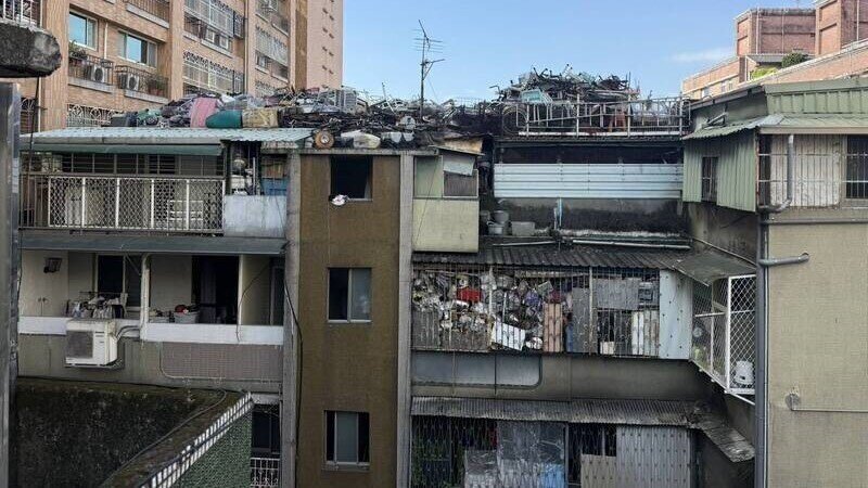 新北市新莊區一處公寓,遭住戶堆積回收物。圖/新北市政府提供