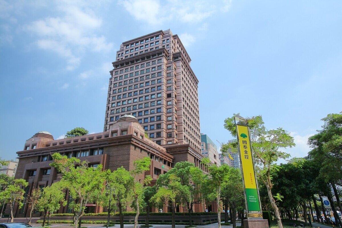 國壽位於桃園高鐵站後站的「置地廣場桃園B區興建工程」,因建物高度疑涉飛航安全限制遭桃園市政府列管。總經理林昭廷今天表示,此案涉及飛安,目前已委請外部專業公司協助釐清法令。圖/國泰金提供