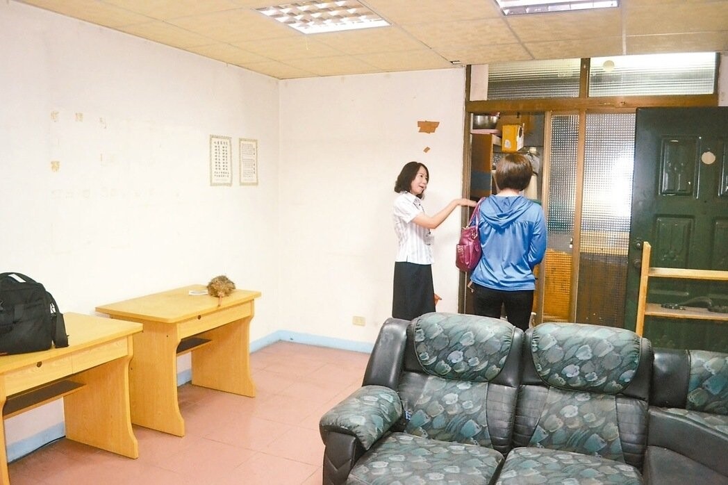 行政署執行署台南分署推動法拍革命,首創帶看法拍屋,今天讓民眾入內看屋況、格局。 記者鄭惠仁/攝影