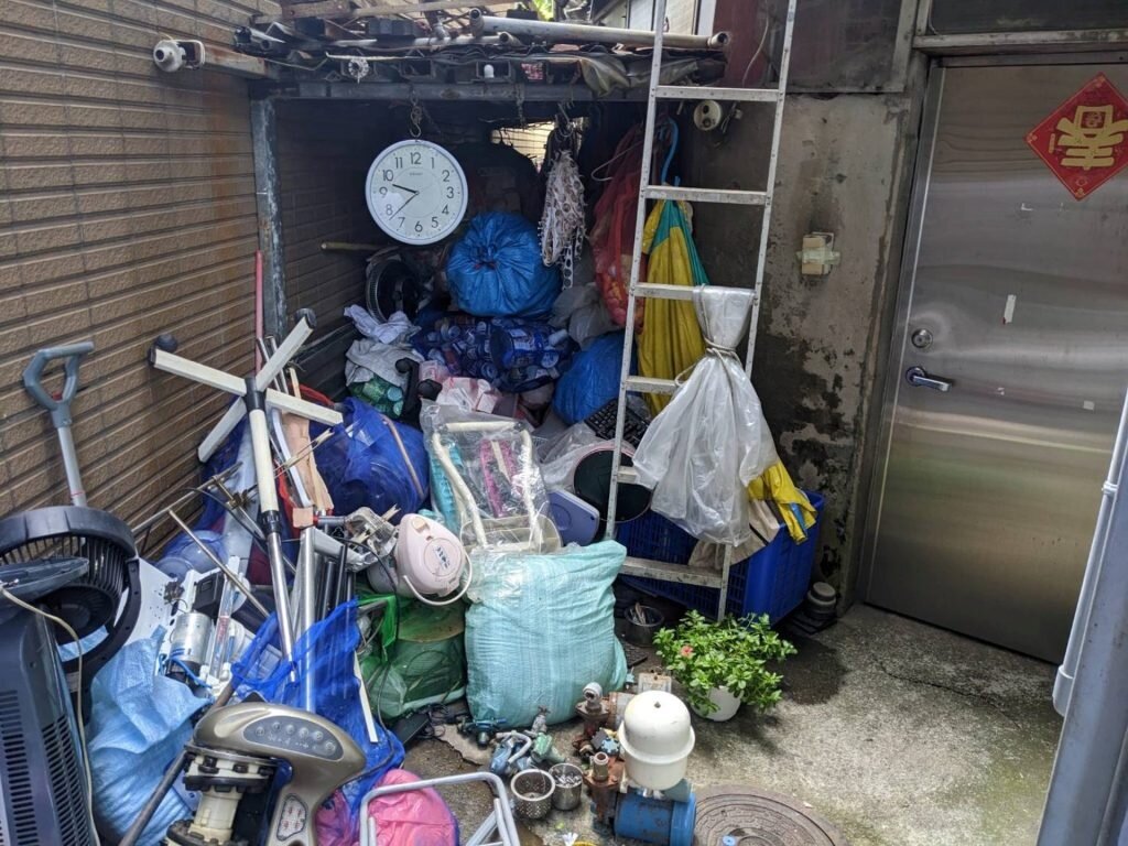 雜物的堆置不只造成污水設施巡檢難度也造成周邊環境衛生問題。圖/新北市政府