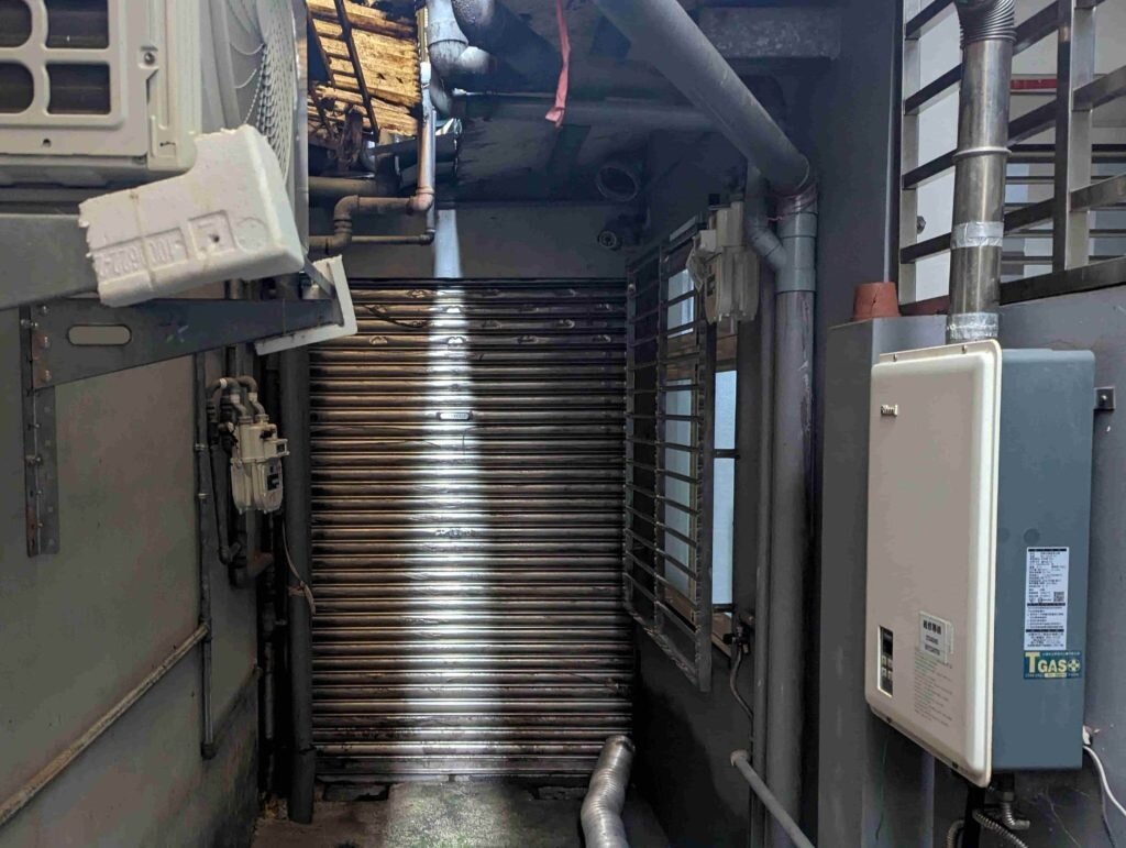 部分民眾違反規定,污水設施完工後擅自搭建違章建築。圖/新北市政府