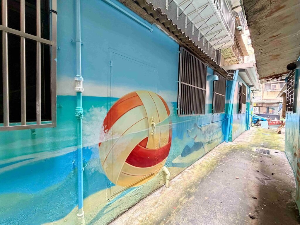 新北市針對已完成污水接管的後巷,運用牆面彩繪提升環境品質。圖/新北市政府