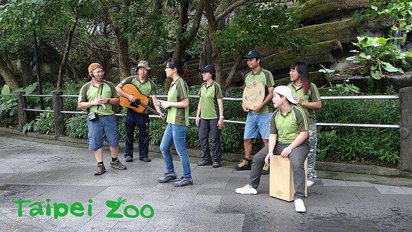 「Zookeeper」樂團,不定時在台北動物園區內快閃宣導,提醒民眾不要餵食。(Taipei Zoo 臺北市立動物園粉絲頁)