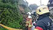 大雷雨急瀉　羅斯福路4段土石滑落壓壞2車