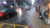 大雨又急又快　新店安康路、中和景平路也淹水！