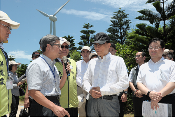 綠能建設、人口紅利齊發,澎湖、金門等離島要「出運了!」圖為行政院長林全視察澎湖縣中屯風力園區。(圖/擷取自行政院官網)