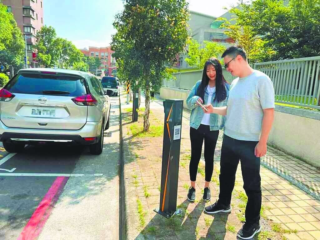 新北市交通局表示,將於民國116年達成全市超過3萬格路邊汽車停車格全面智慧化目標。圖/新北市交通局提供