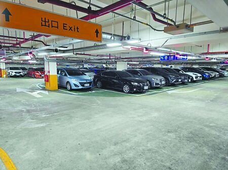台北市部分公有停車場提供里鄰居民臨時停車優惠,但因委外經營業者各自訂定申請流程與登記期限,讓不少民眾無所適從。(張珈瑄攝)