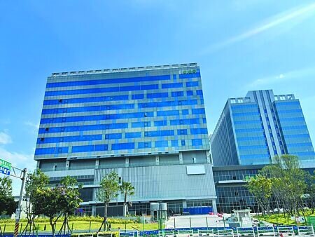 國泰人壽斥資百億元於中壢區高鐵桃園後站打造新商辦「置地廣場桃園B區」,6月已報竣工,原拚10月拿使照,卻爆出建築物位處航高管制區超高17公尺,開幕恐遙遙無期。(蔡依珍攝)