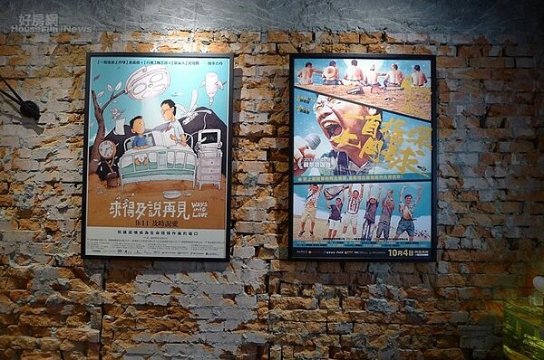 3.紅磚裸牆搭配原創電影海報相得益彰。
