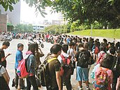 「烤」上加「考」　各地圖書館千人排隊