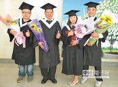 母子、父子同畢業　吳鳳科大傳佳話
