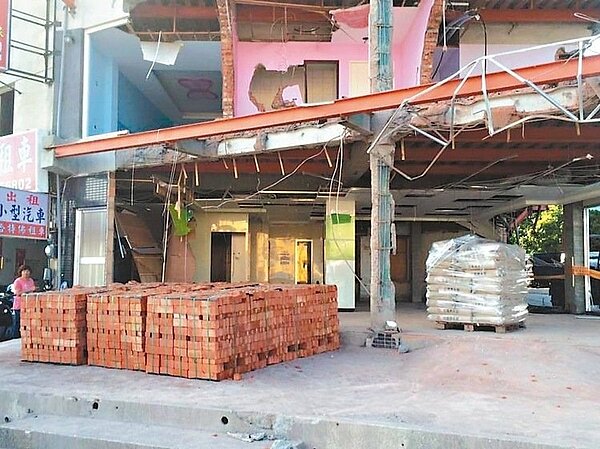 墾丁大街才剛遭拆的違建,被民眾發現運來一批建材。 記者蔣繼平/翻攝