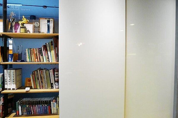 6.辦公室和會議室之間以書櫃和拉門來區隔。
