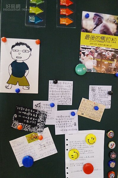 7.綠色的牆柱添加磁漆，一般的磁鐵就能吸在牆上。
