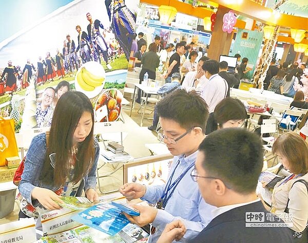 歡迎來玩高市農業、觀光局合作參加香港國際旅遊展,在香港行銷觀光,持續拓展港澳觀光客源。(張啟芳翻攝)